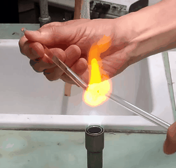 ガラス棒で沸騰石の代わりを作る