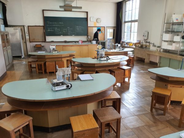 昔の小学校の理科室の机が面白い ふたばのブログ 理科教育と道徳教育を科学する