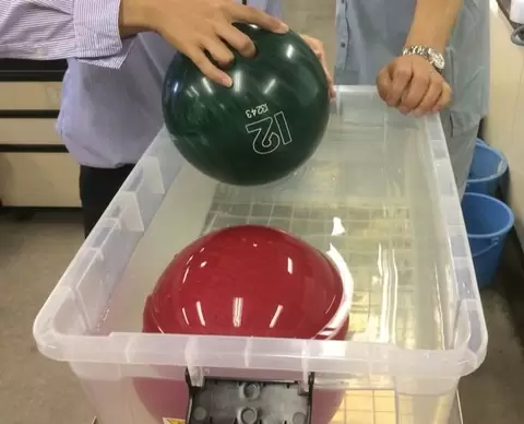 ボーリングの球を水に入れると ふたばのブログ 理科教育と道徳教育を科学する